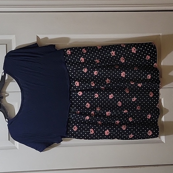 Cute navy blue and floral tee. - Picture 2 of 2
